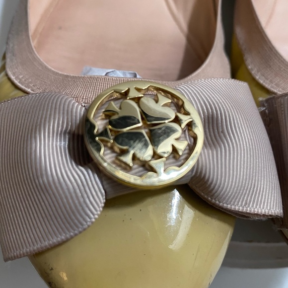 Kate Spade 8.5M Slip on ballet flats; beige w bow & gold spade accent at toe - Picture 4 of 7